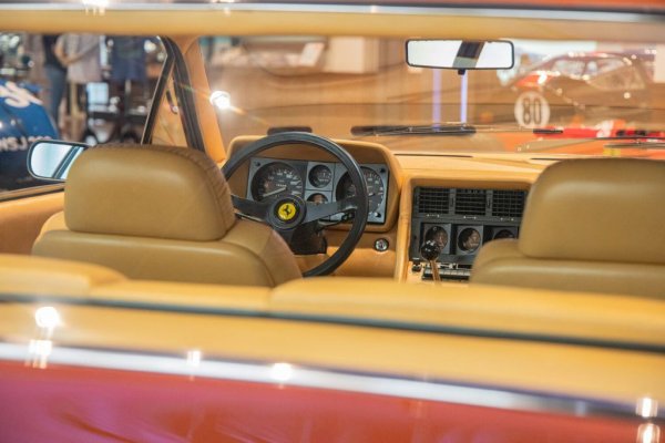 Дизайнът е на Леонардо Фиораванти от Pininfarina. Идеята на 400i е да съчетае способностите на 12-цилиндровия двигател с комфорта и лукса на истински гранд турър. Замислена е основно за американския пазар, но точно тогава в САЩ въвеждат нови норми за вредните емисии, за да се справят с растящия смог в градовете, и 400i така и не е изнасяно официално отвъд Океана. 
